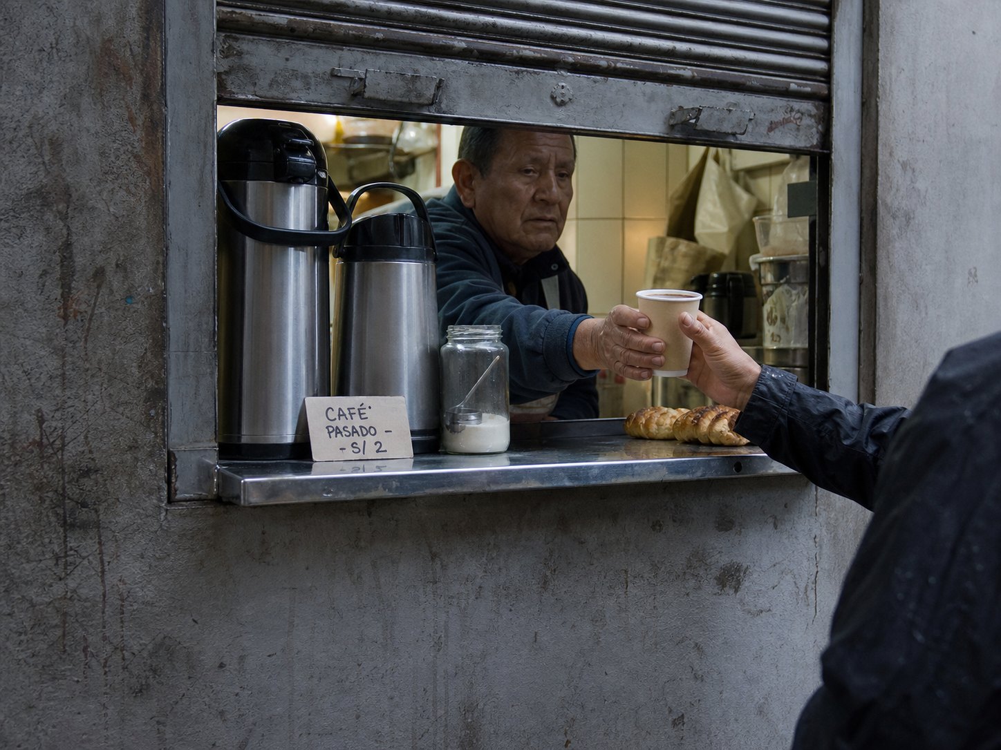 Café en la ventana norte; la clientela no posa para la cámara.
