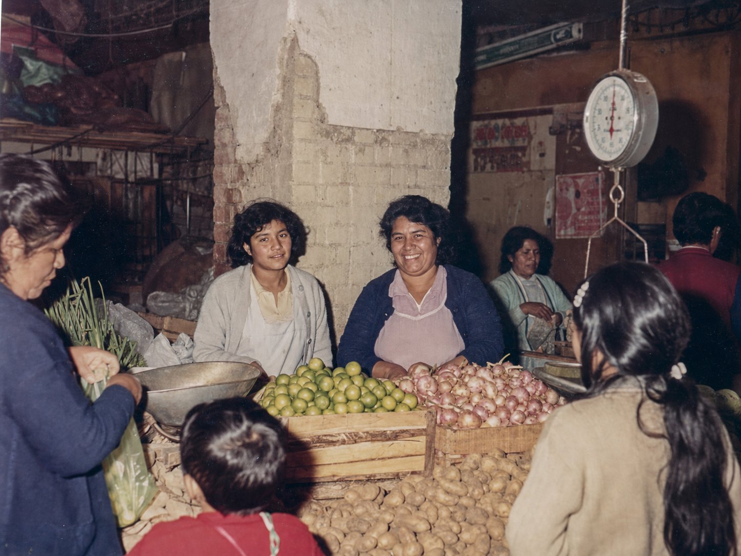 Julia Mendoza y su madre, alrededor de 1983; reconstrucción de una copia privada.