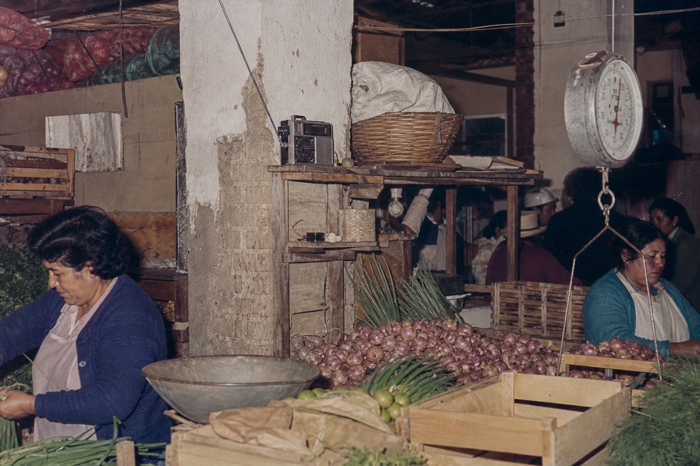Radio en uso en el Mercado Municipal.